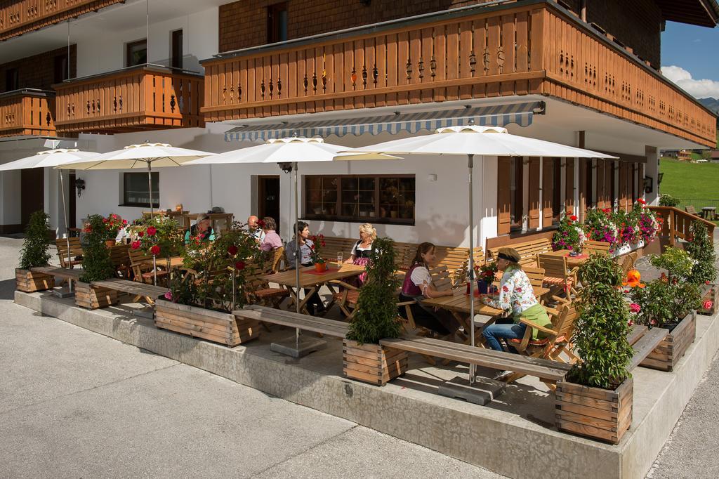 Gasthaus & Pension Alphorn Лех ам Алберг Екстериор снимка